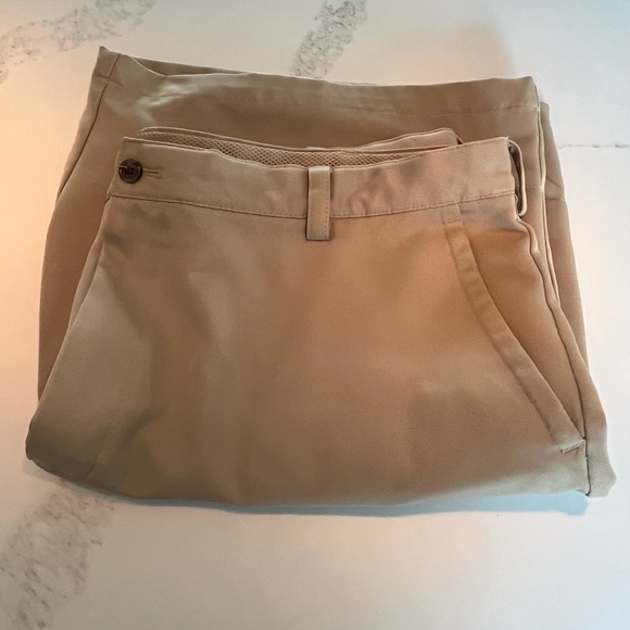 Men’s khaki izod xfg golf shorts.  Cargo zippered pockets. Size 42. - Picture 4 of 7